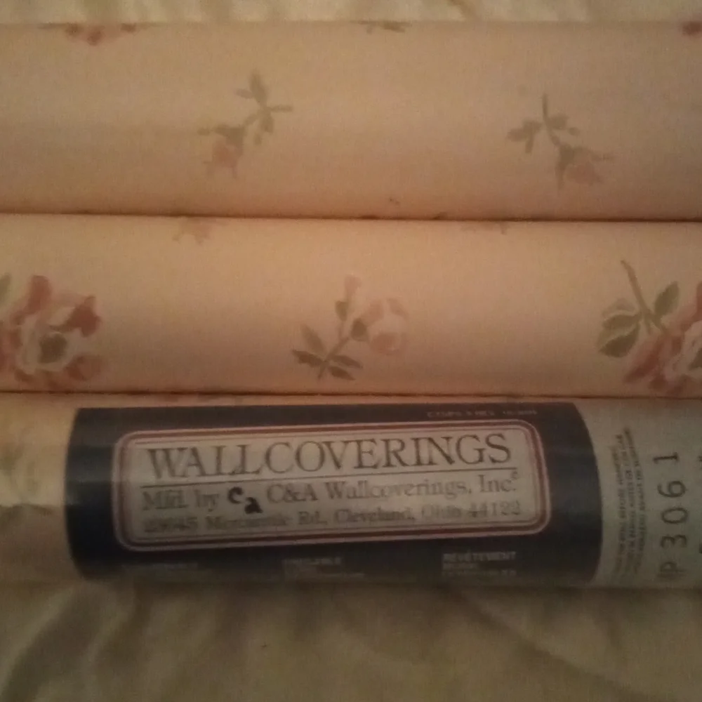 3 double rolls of Very pretty peach rose wallpaper